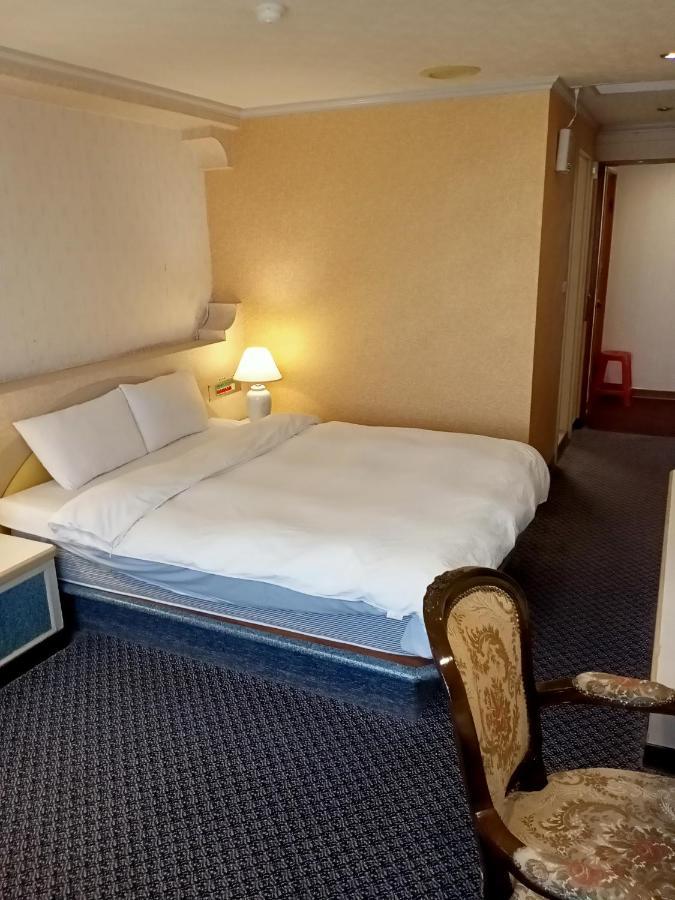 Chungli Business Hotel Zhongli Exterior photo